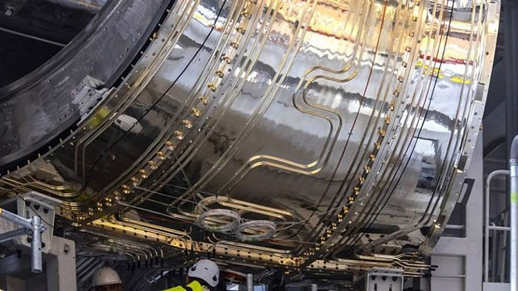 O lado externo da câmara de vácuo do núcleo do reator com um escudo térmico.  Fonte da imagem: ITER