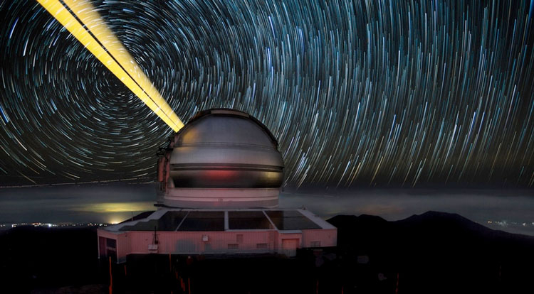 Observatório com óptica adaptativa em um telescópio.  Fonte da imagem: Observatório Gemini/imagem AURA de Joy Pollard