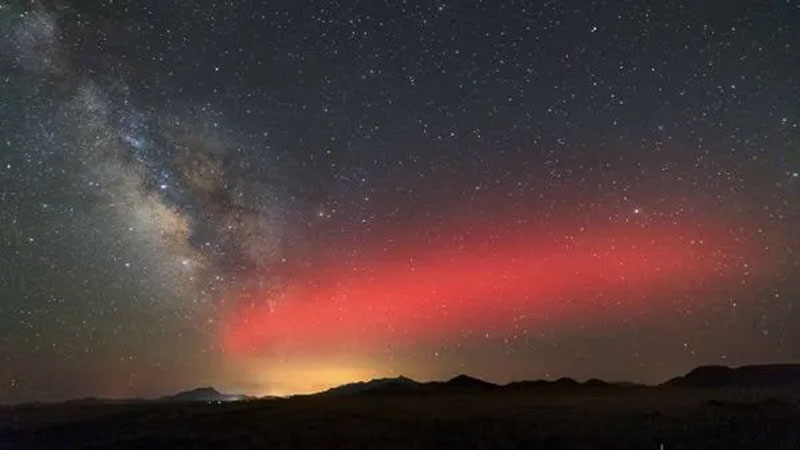 O brilho vermelho do buraco ionosférico sobre o Arizona em julho, após a decolagem do foguete.  Fonte da imagem: Jeremy Perez
