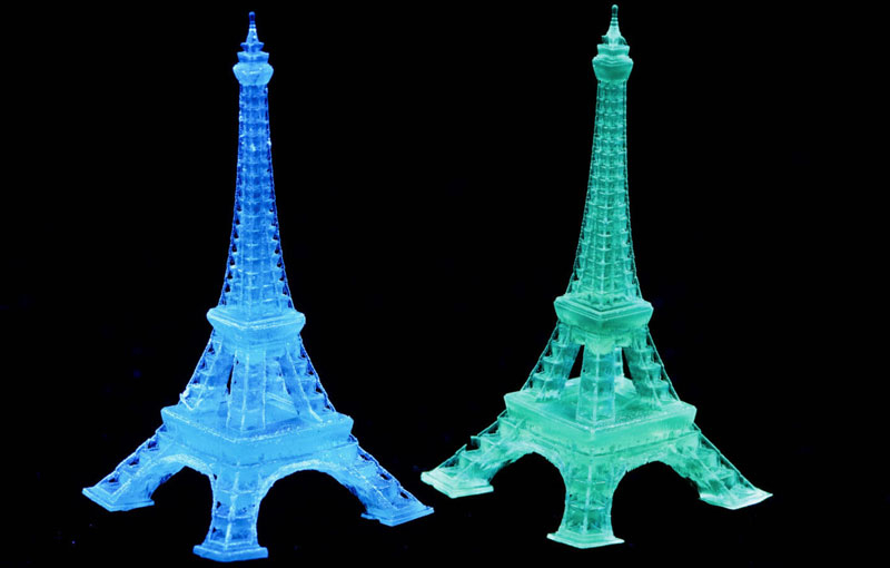 Modelos da Torre Eiffel impressos com novas tintas luminescentes.  Fonte da imagem: Berkeley Lab
